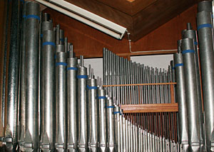 Die Orgelpfeifen werden eingebaut